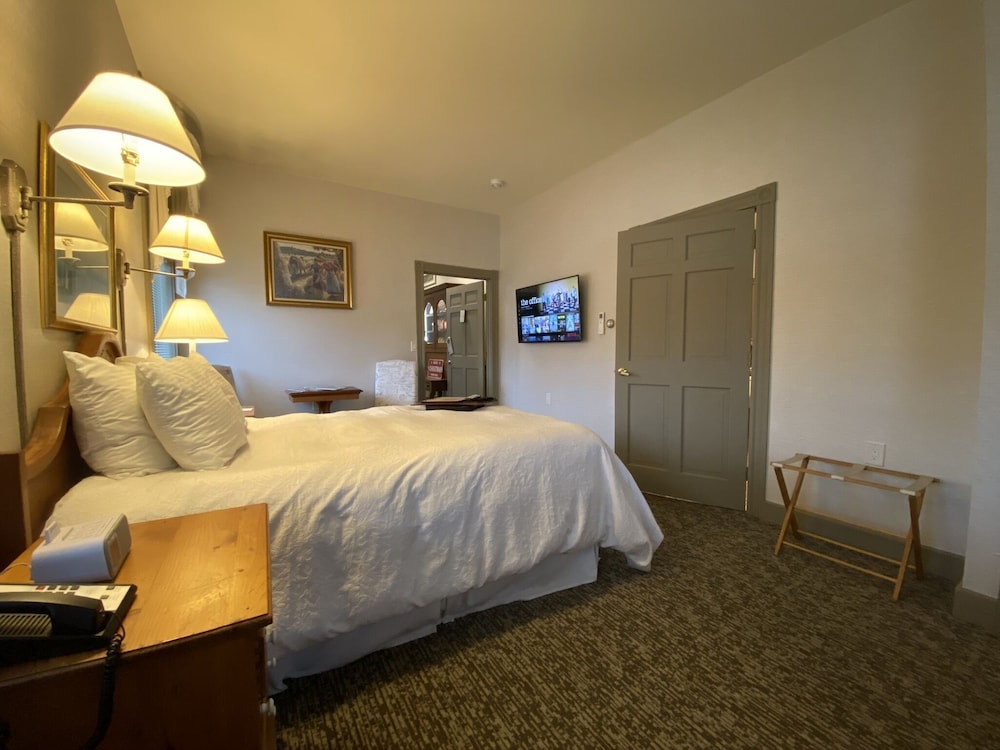 1 Queen Bed (Handicap Accessible) photo 3