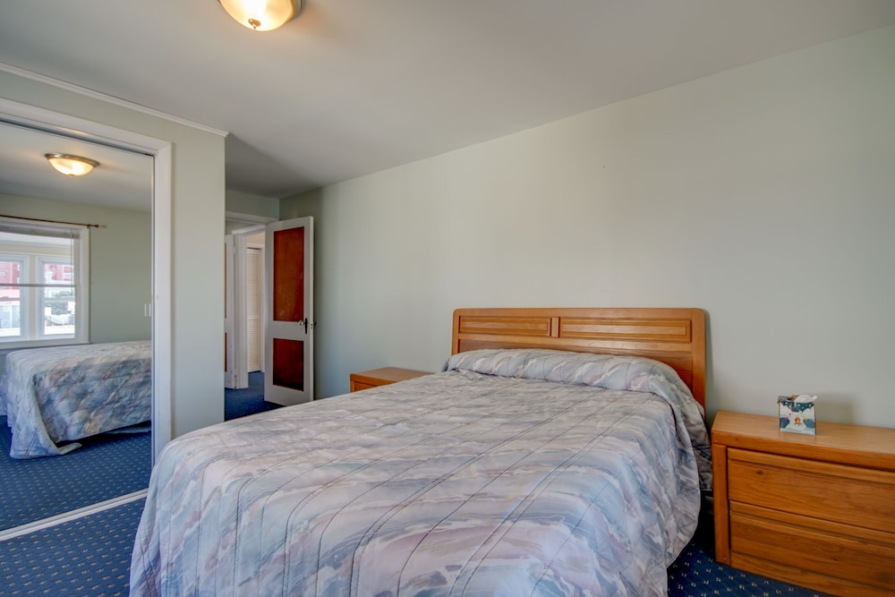 Apartment, 2 Bedrooms, Poolside - Photo 11