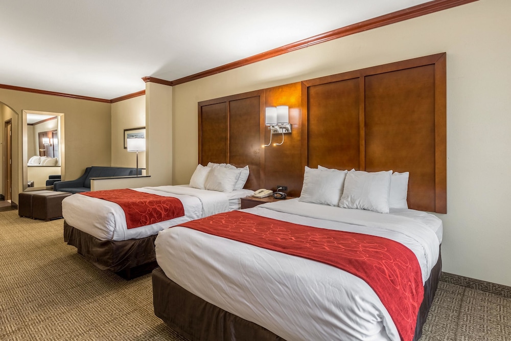 Standard Suite, Non Smoking (2 Queen Beds & 1 Sofa Bed) photo 1