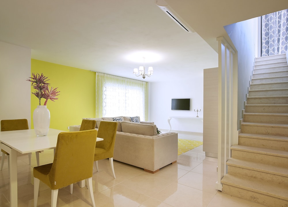 Grand Family Suite 2 Bedrooms Sharing Pool thumbnail 6