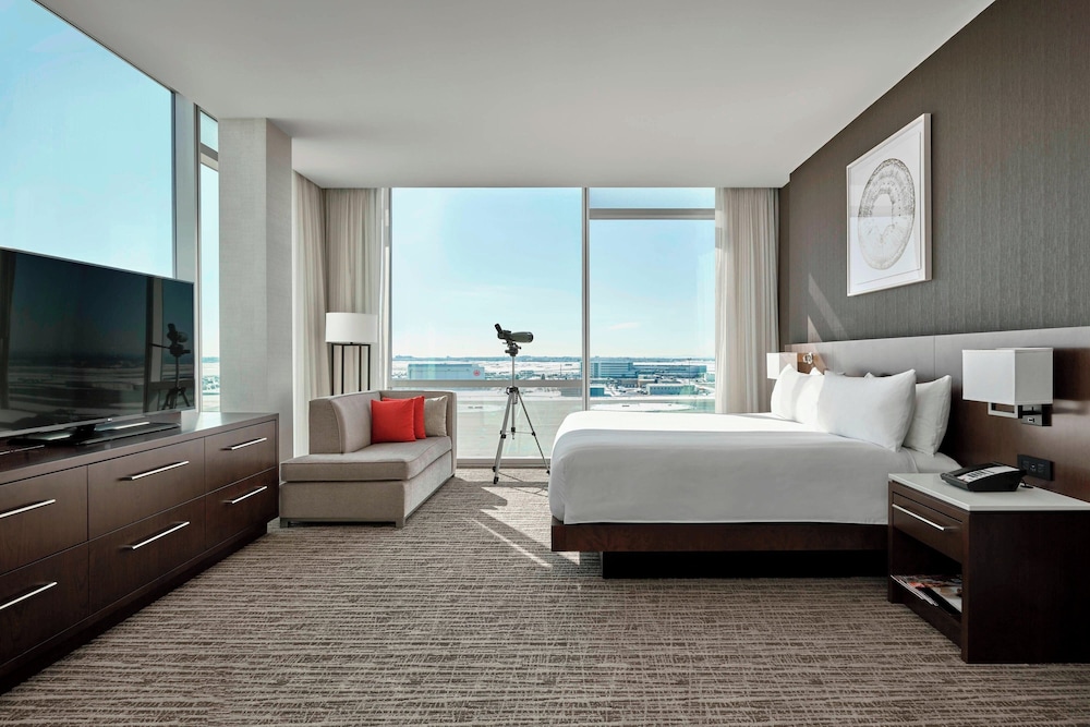 Suite, 1 Queen Bed, City View