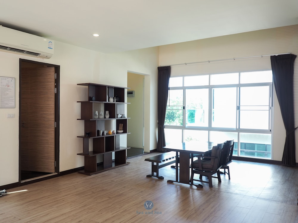 Family Room photo 3