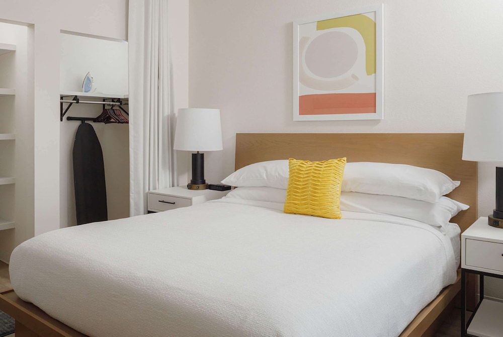 Suite, 2 Bedrooms, Balcony - Photo 6