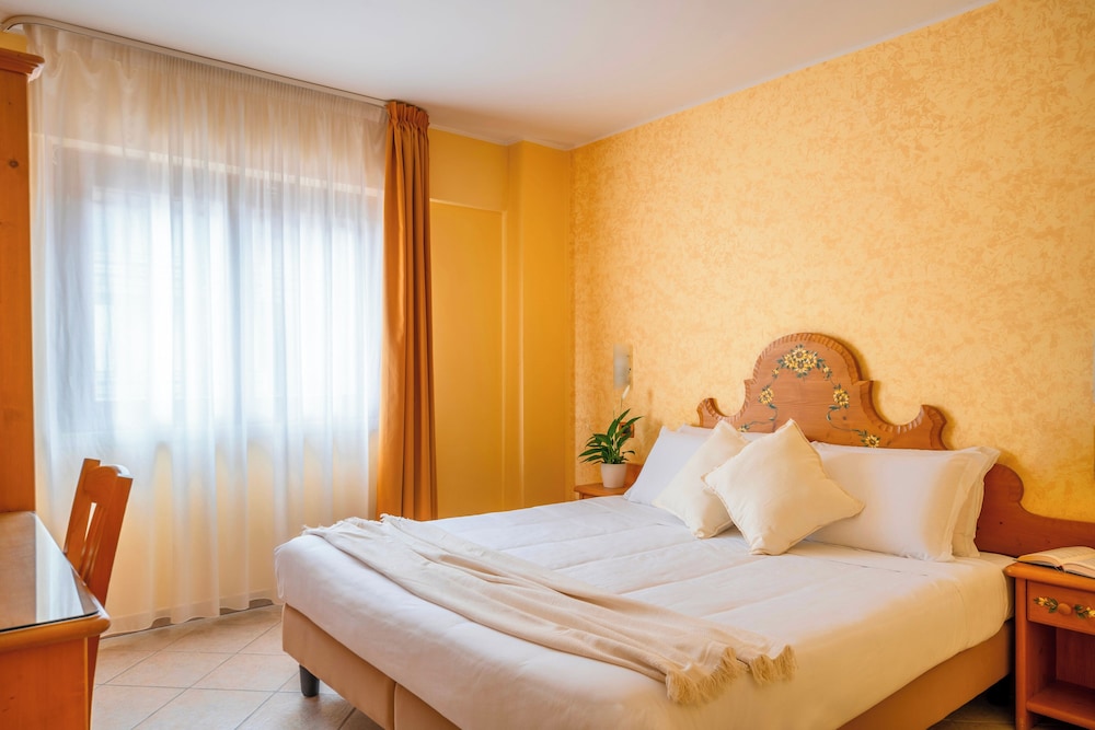 Double room with window photo 1