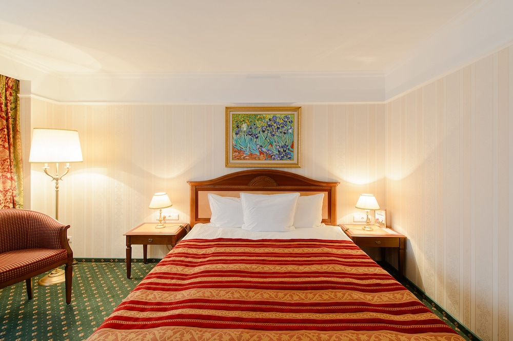 Queen Room with two queen beds photo 3