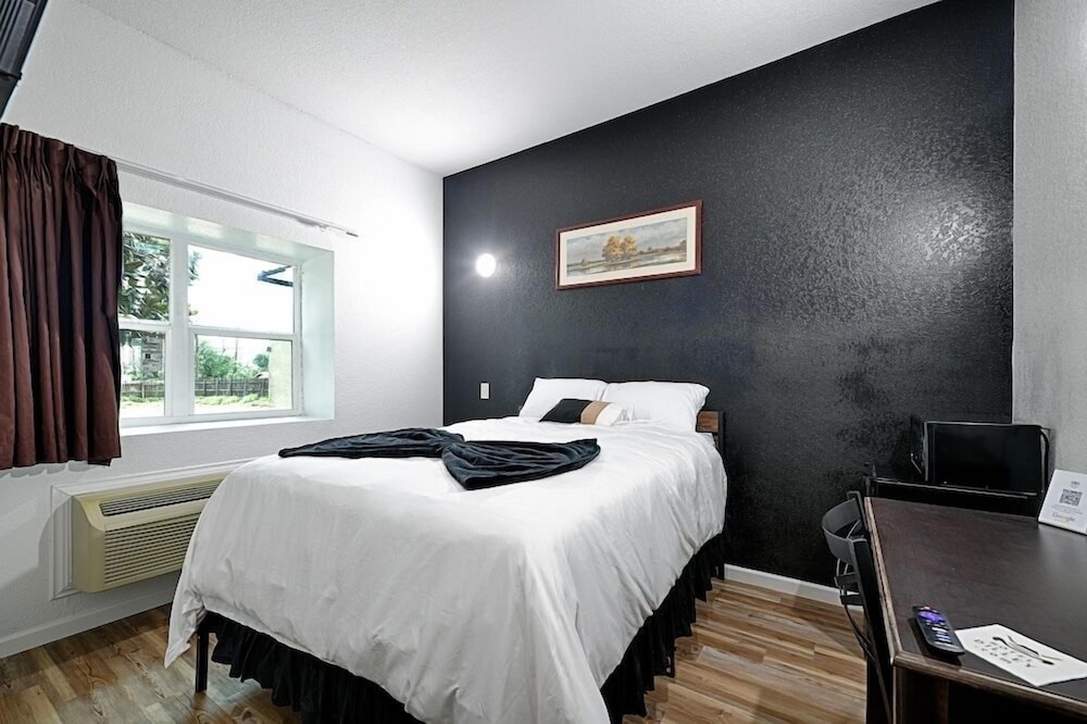 Senior Room, 1 Queen Bed