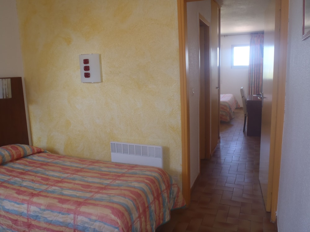 Quad Room with 1 Double Bed and 1 Single Bed Quadruple photo 1