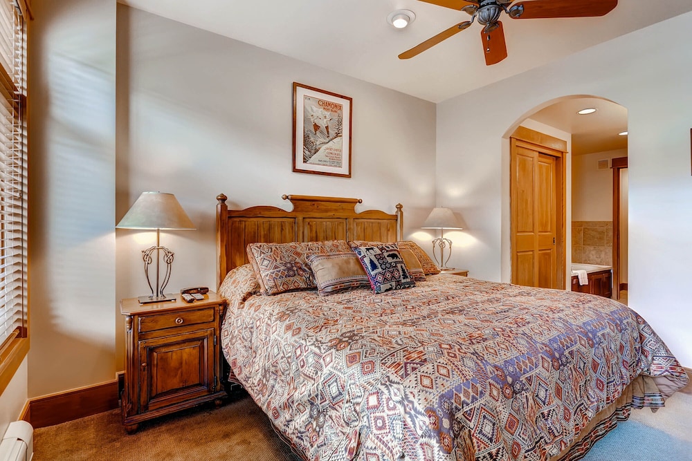 Premier Condo, 1 Bedroom (Lone Eagle, 1 Bath) photo 3
