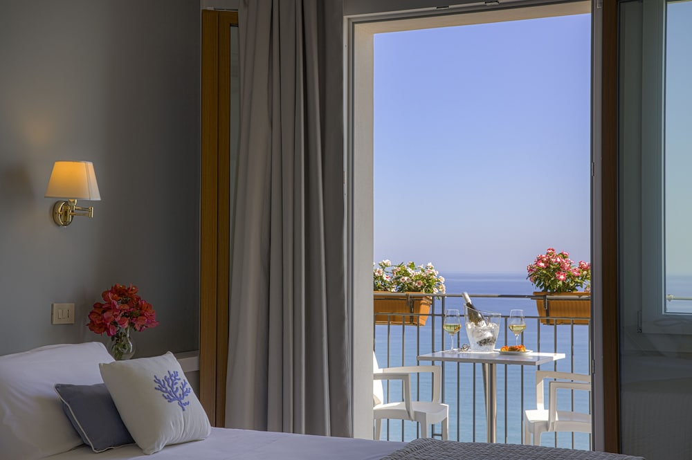 Superior Triple Room, Sea View - Photo 8
