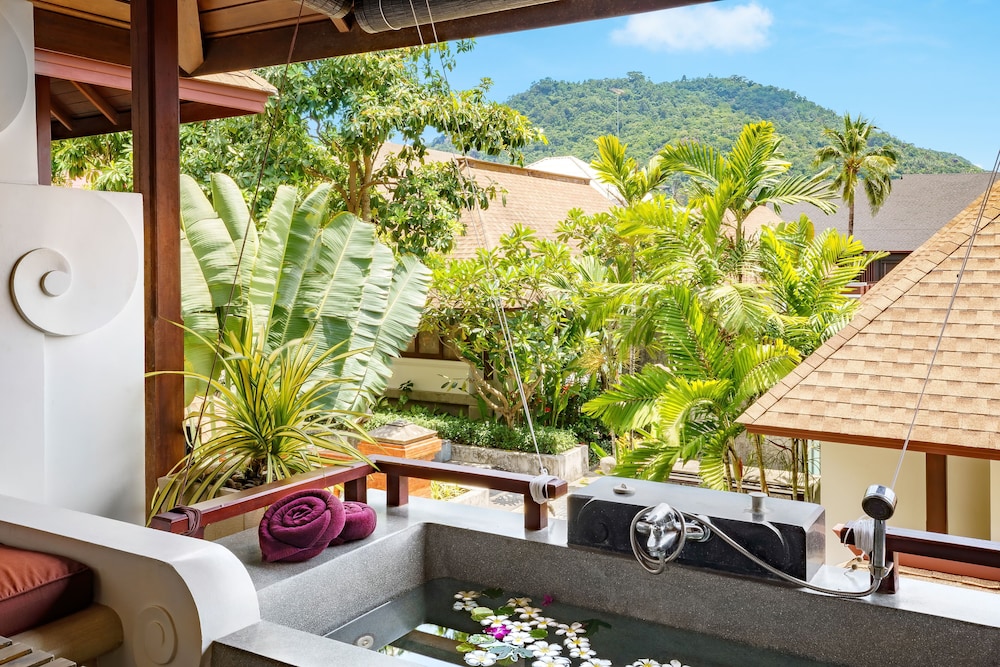 Deluxe Balcony Suite - Photo 8