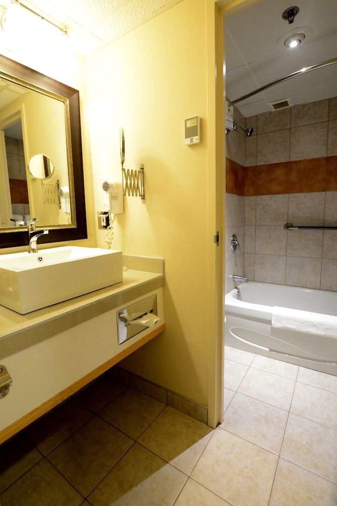 Standard Room, 2 Queen Beds - Photo 8