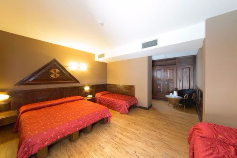 Economy Triple Room - Photo 6