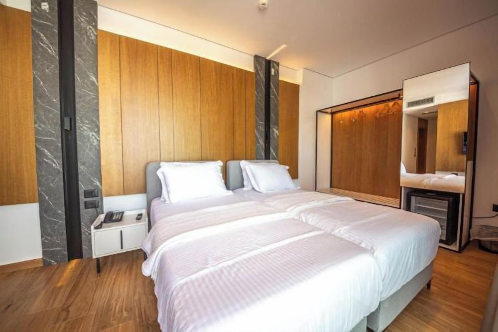 Deluxe Double or Twin Room with Balcony and Sea View