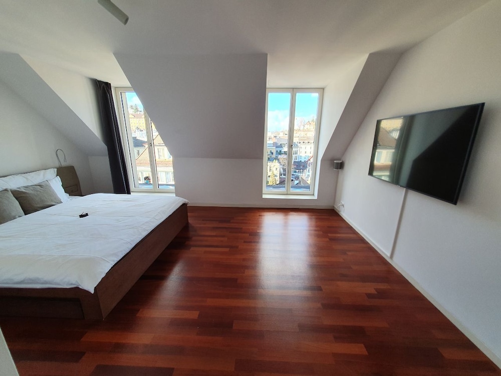 City Apartment, 3 Bedrooms, City View, Lakeside photo 2
