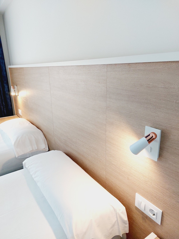 Standard Twin Room - Photo 2