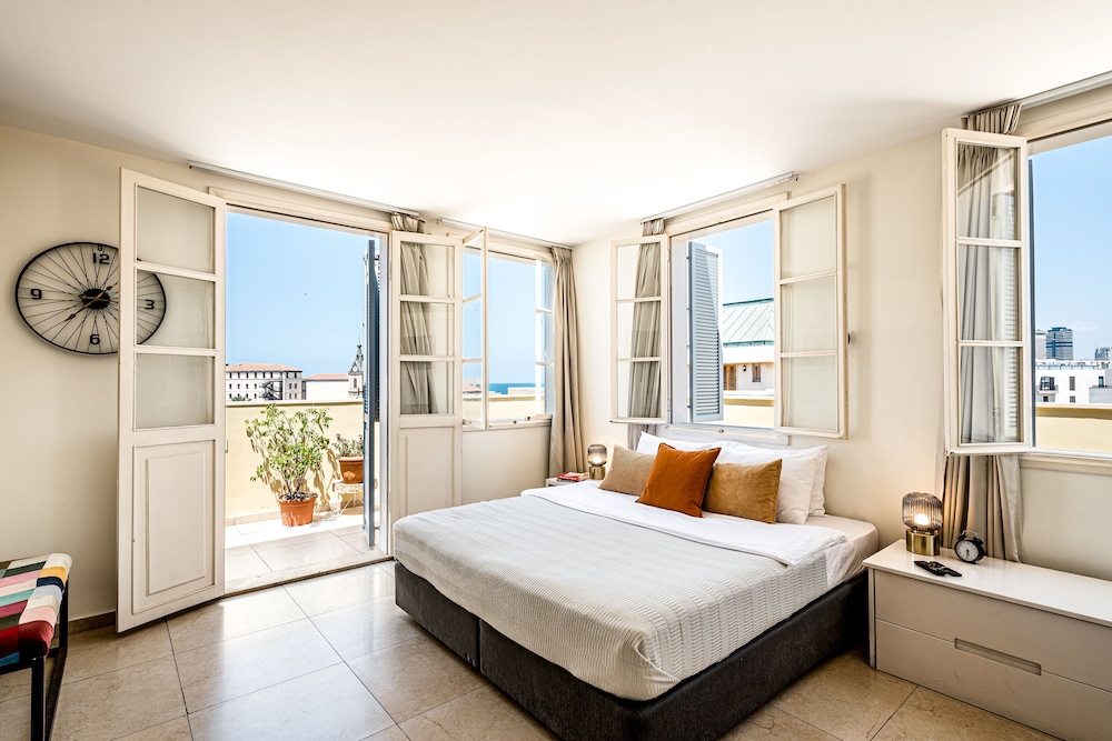 One-Bedroom Apartment with Balcony