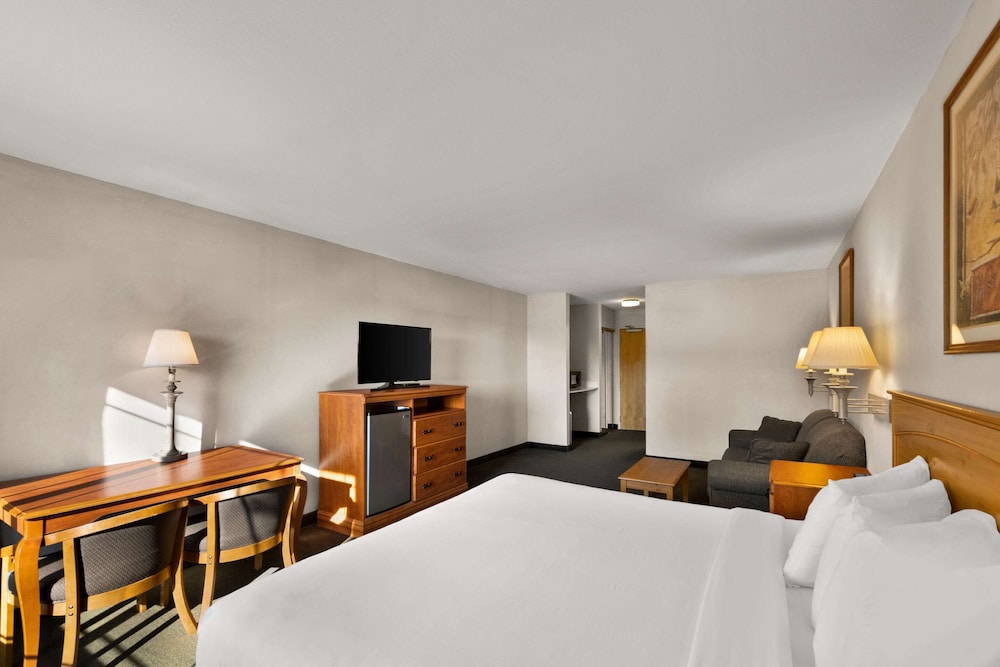Room, 1 King Bed with Sofa bed, Accessible, Non Smoking - Photo 3