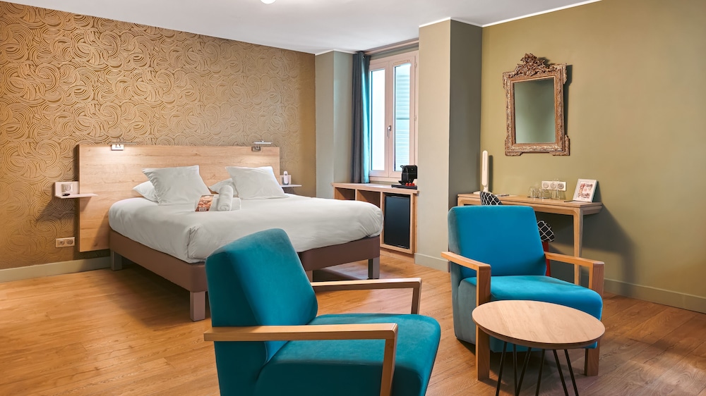 Suite - Photo 1