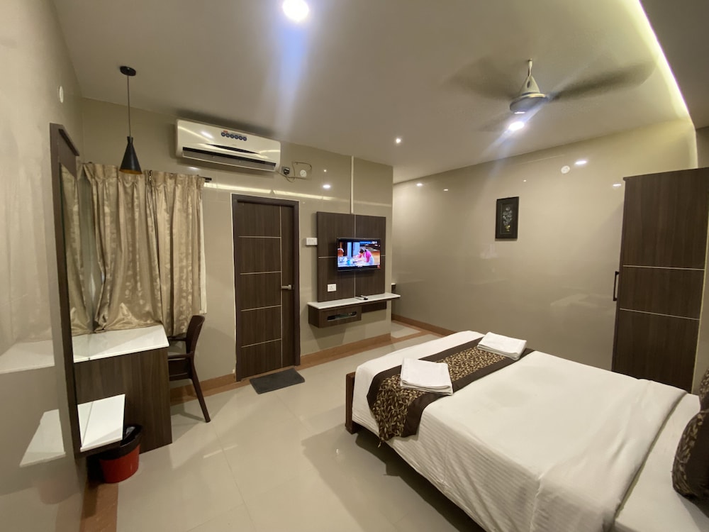 Executive Triple Room, 1 Queen Bed, Smoking, City View photo 3
