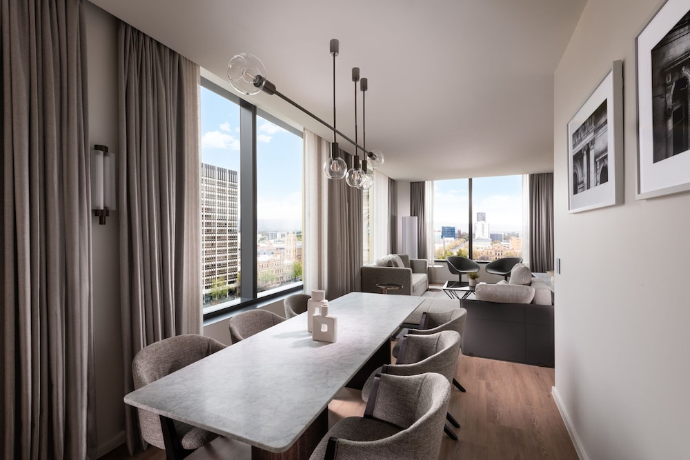 Executive Suite, 1 King Bed, Tower photo 2