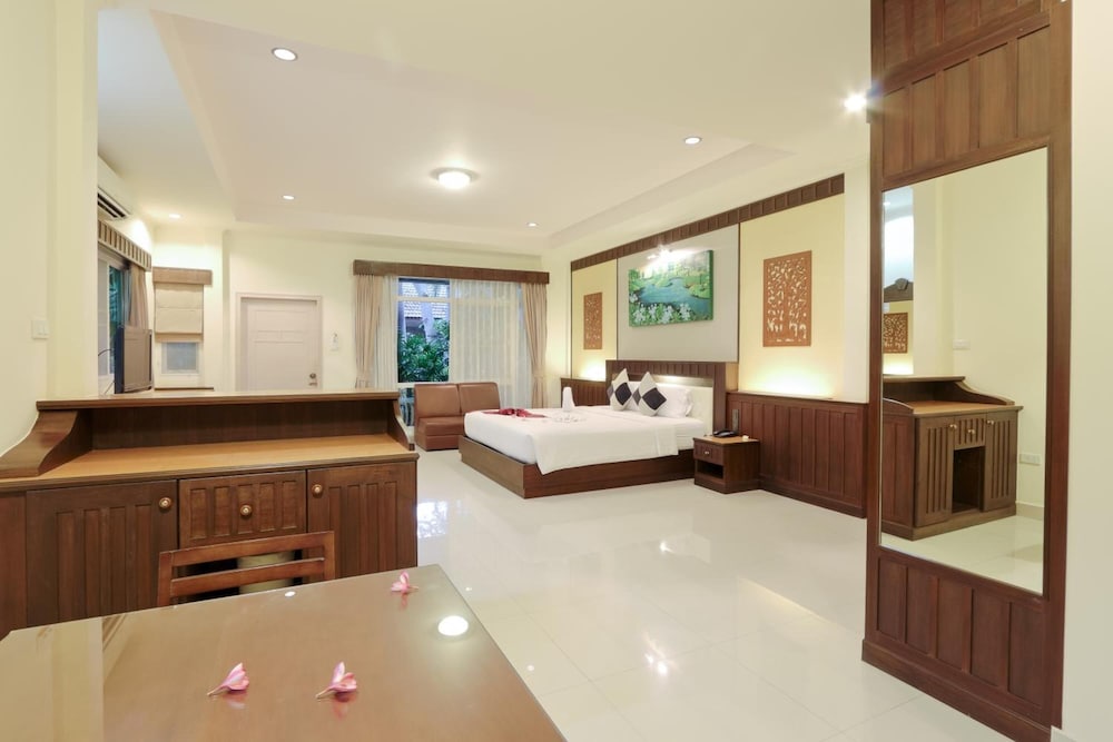 Deluxe Room, 1 King Bed, Garden View photo 3