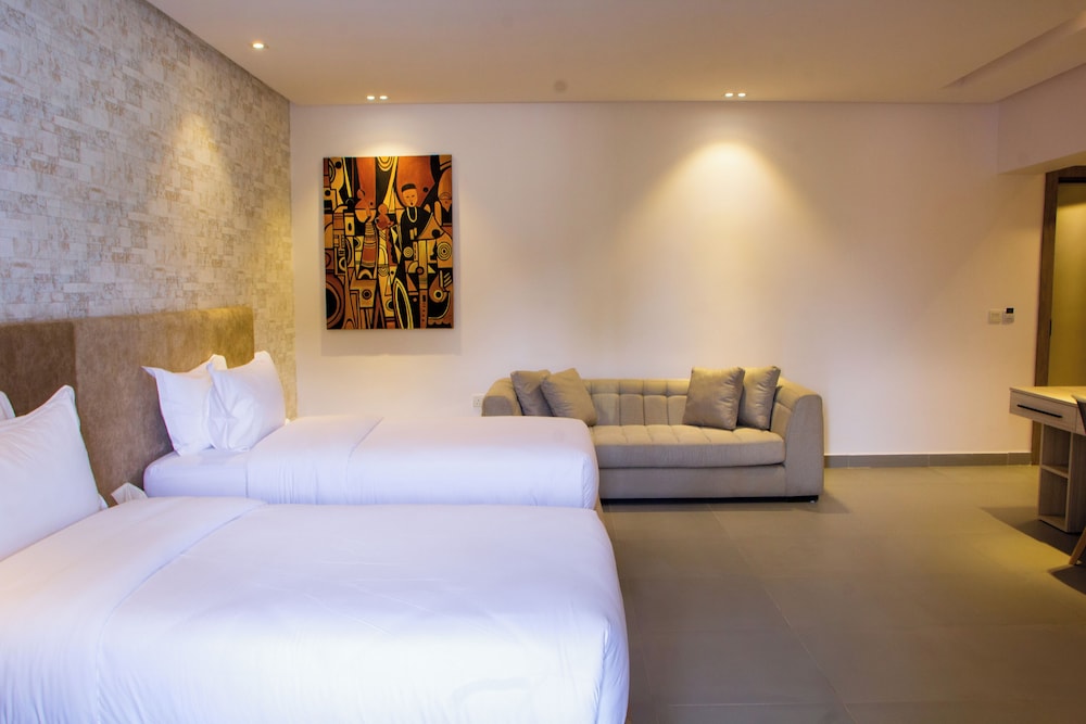Luxury Suite - Photo 9