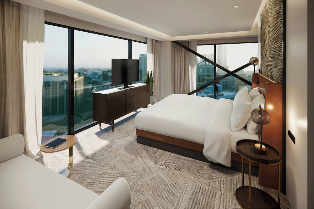 Club Suite, 1 King Bed, City View - Photo 2