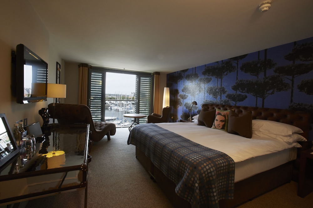 Luxury Double Room, 1 King Bed, Marina View photo 2