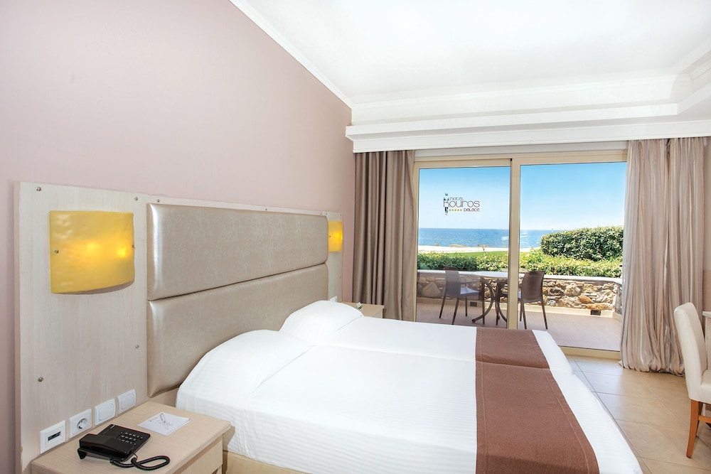 Beachfront Deluxe Twin Room photo 2