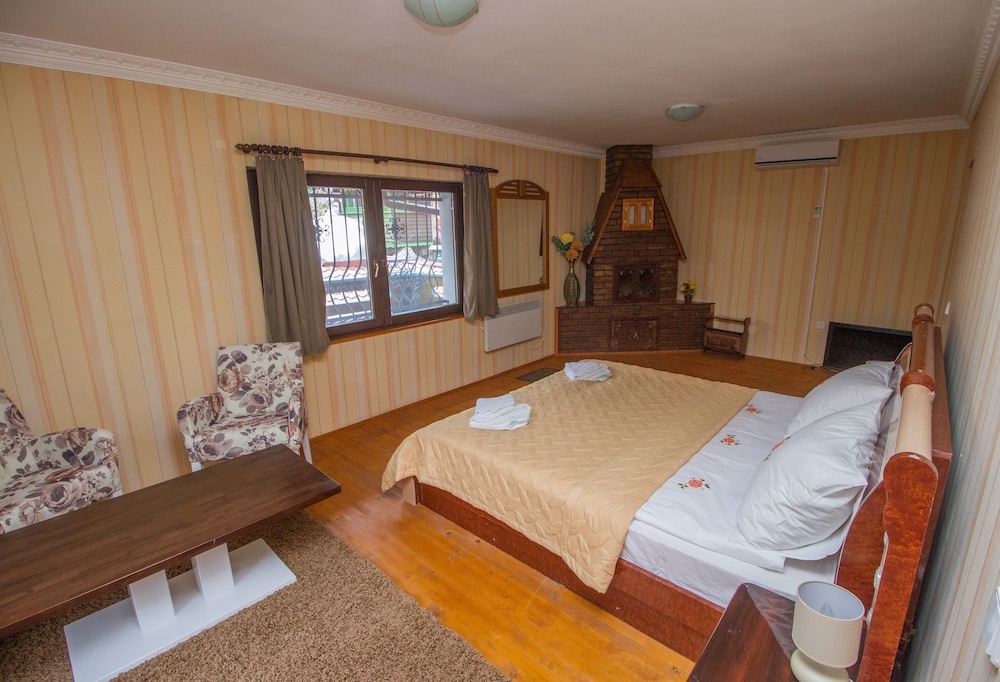 Quadruple Room, Multiple Beds, River View, Mountainside photo 1