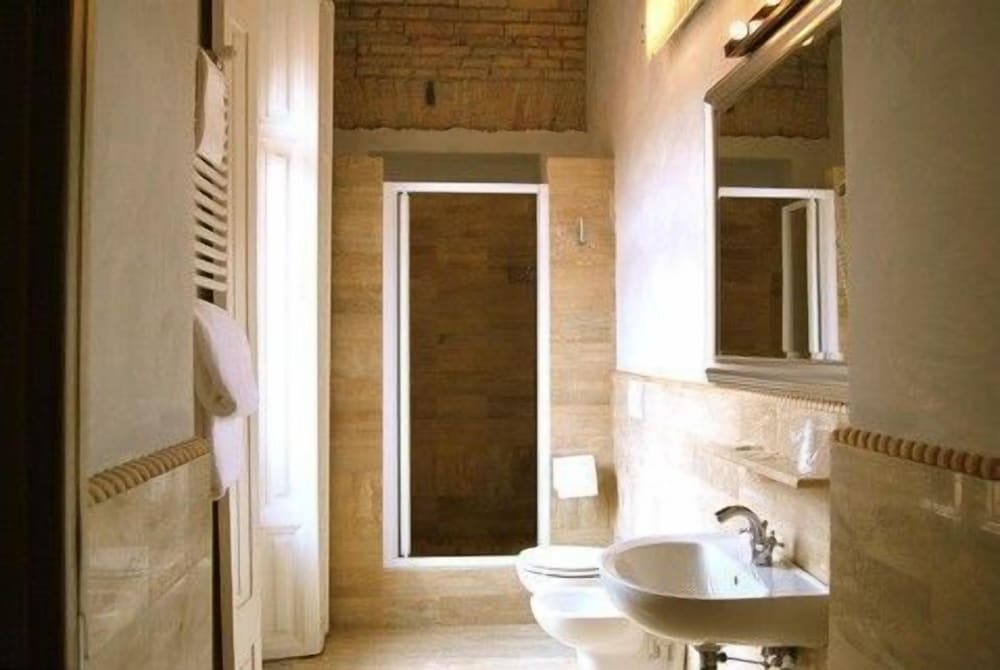 Double Room - Photo 5