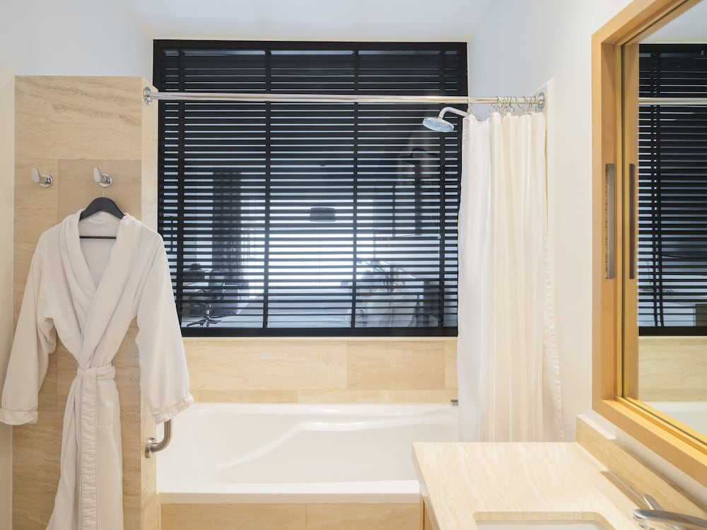 Premier Executive Room, 2 Queen Beds - Photo 2