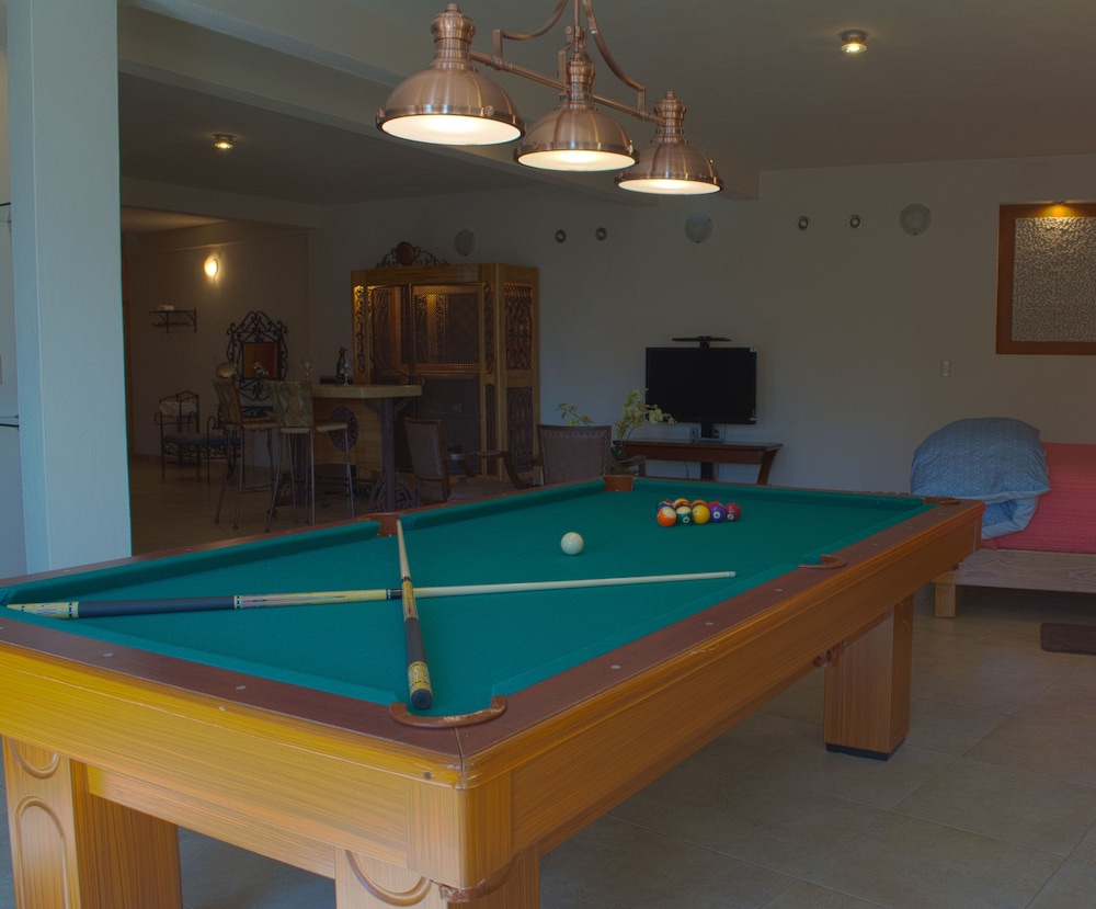 Comfort Room, 1 King Bed, Pool View, Executive Level photo 3