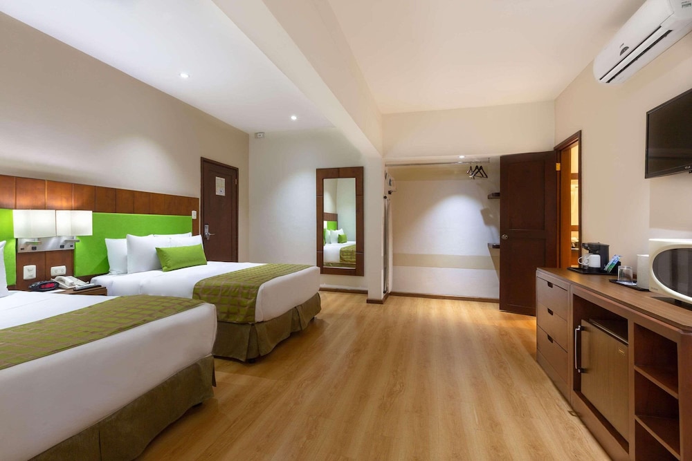 Room, 2 Double Beds, Non Smoking - Photo 10