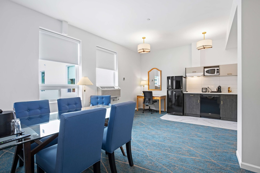 Suite, Multiple Beds, Non Smoking, Kitchen (Full Kitchen)