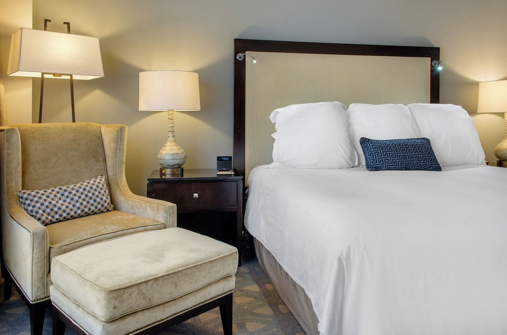 Deluxe Room, 1 King Bed - Photo 4