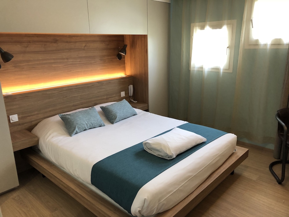 Standard Room, 1 Queen Bed - Photo 2