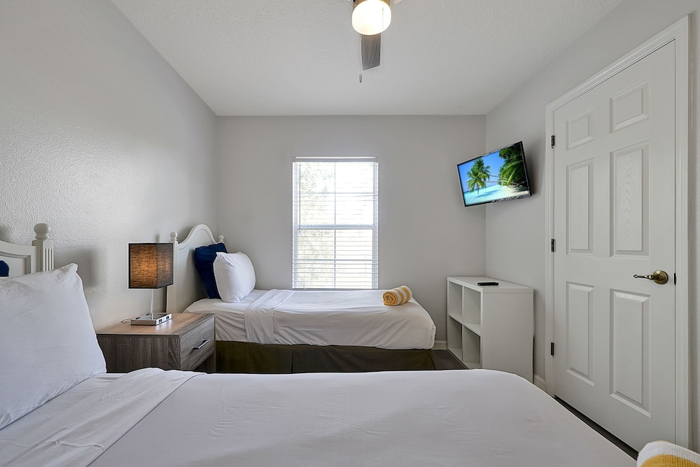 Exclusive Townhome, 4 Bedrooms, Private Pool - Photo 14