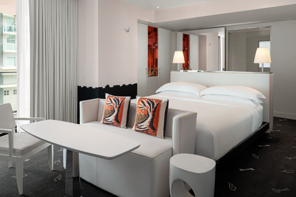 Premier Room, 1 King Bed, Balcony, City View (Mobility/Hearing Access, Roll-In Shwr)