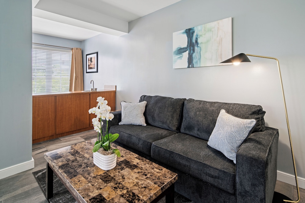 King Suite with Sofa bed - La Flora Building (Self Check-in)