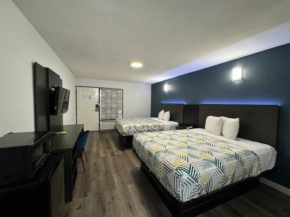 Deluxe Room, 2 Queen Beds, Non Smoking, Refrigerator & Microwave - Photo 6