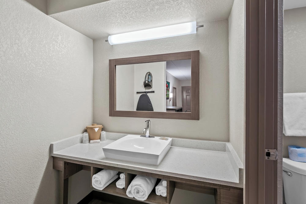 Deluxe Room, 1 Queen Bed, Non Smoking - Photo 7