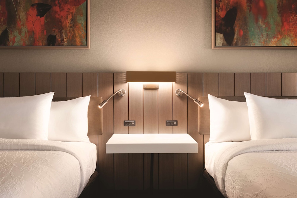 Room, 2 Queen Beds, Accessible, Bathtub photo 1