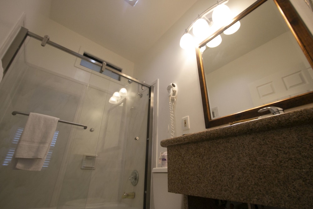 Standard Room, 1 Queen Bed - Photo 4