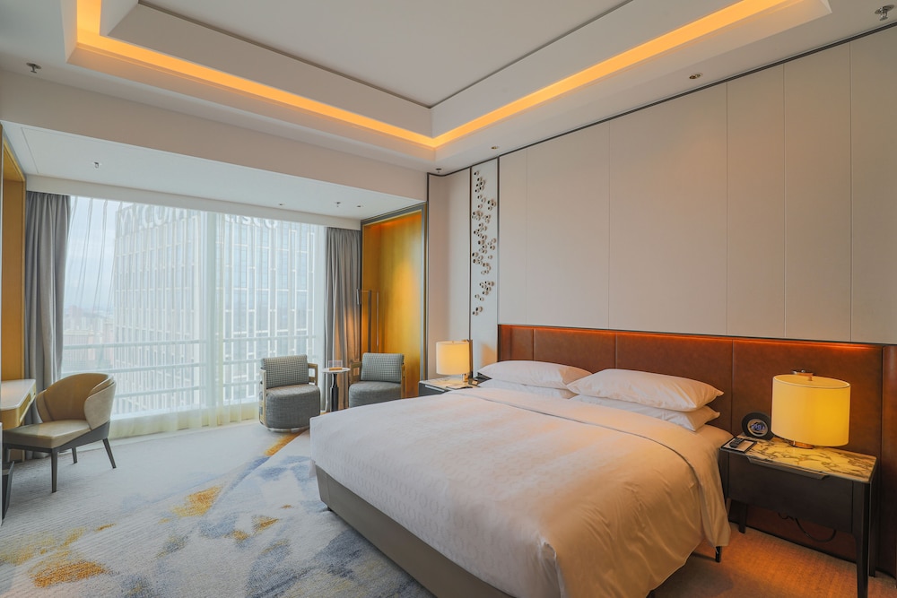 Suite, 1 King Bed - Photo 4