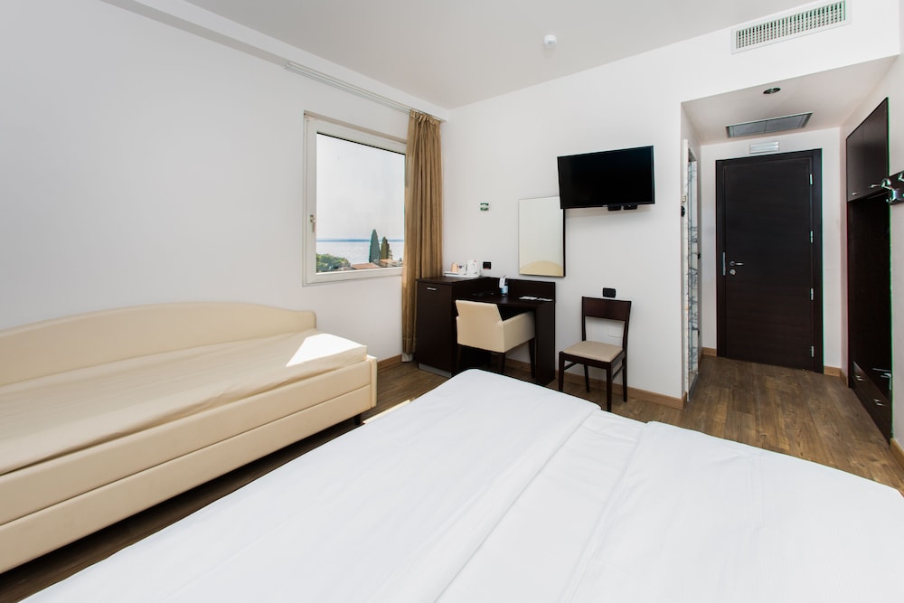 Standard Triple Room - Photo 4