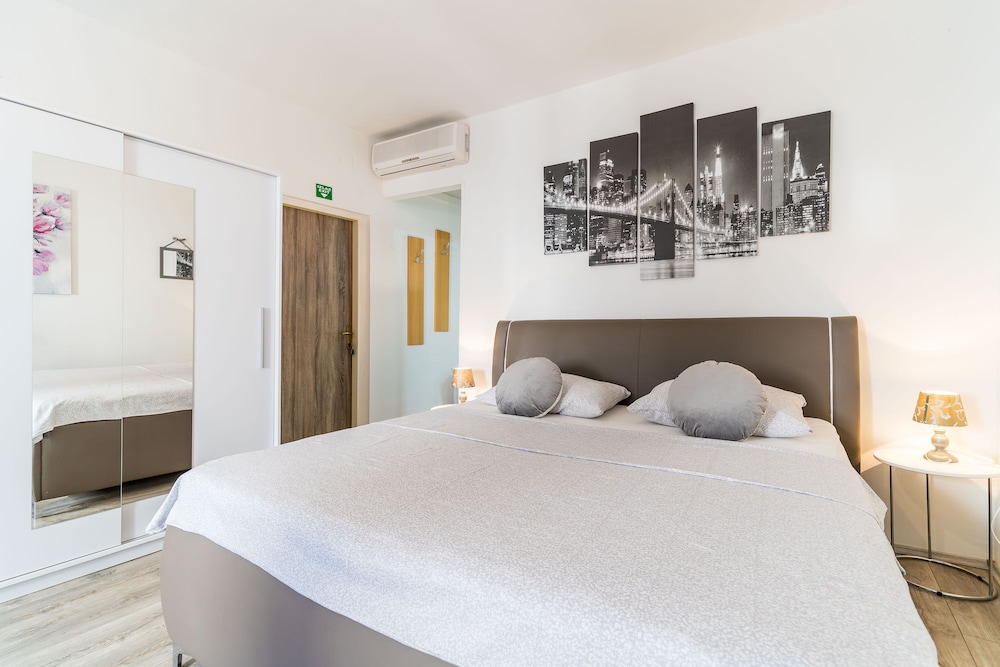 Studio (Studio Apartment)
