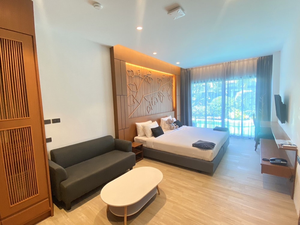 Deluxe Pool Access - Photo 18