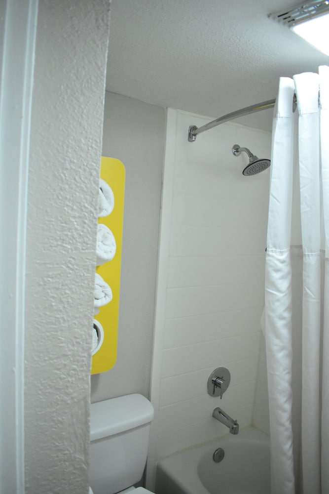 Standard Room, 1 King Bed - Photo 4