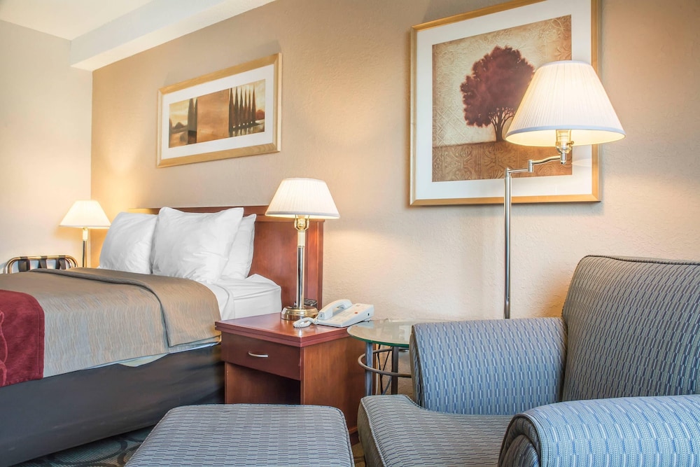 Business Room, 1 Queen Bed, Non Smoking (Upgrade) - Photo 4